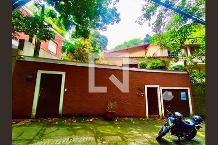 Casa à venda com 600m², 6 quartos e 2 vagas Casa à venda com 600m², 6 quartos e 2 vagasFachada com cartaz QA.