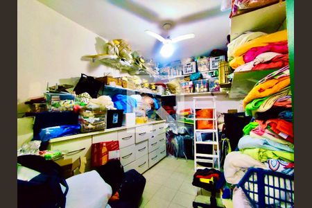 Casa à venda com 600m², 6 quartos e 2 vagas Casa à venda com 600m², 6 quartos e 2 vagasQuarto serviço