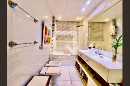 Casa à venda com 600m², 6 quartos e 2 vagas Casa à venda com 600m², 6 quartos e 2 vagasSuíte banheiro