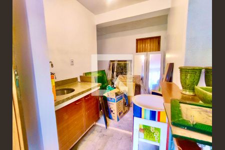 Casa à venda com 600m², 6 quartos e 2 vagas Casa à venda com 600m², 6 quartos e 2 vagasCozinha auxiliar