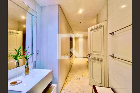 Casa à venda com 600m², 6 quartos e 2 vagas Casa à venda com 600m², 6 quartos e 2 vagasSuíte banheiro