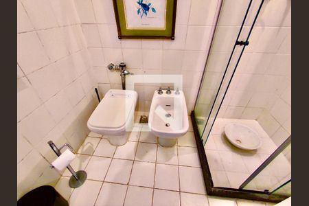 Casa à venda com 600m², 6 quartos e 2 vagas Casa à venda com 600m², 6 quartos e 2 vagasBanheiro social