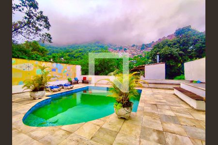 Casa à venda com 600m², 6 quartos e 2 vagas Casa à venda com 600m², 6 quartos e 2 vagasÁrea de piscina