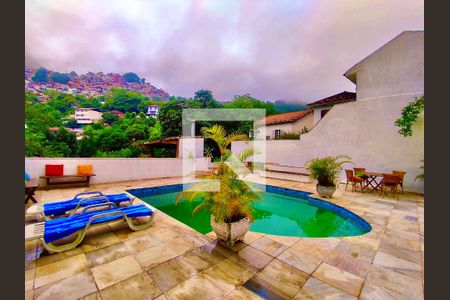 Casa à venda com 600m², 6 quartos e 2 vagas Casa à venda com 600m², 6 quartos e 2 vagasÁrea de piscina