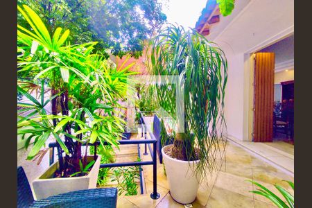 Casa à venda com 600m², 6 quartos e 2 vagas Casa à venda com 600m², 6 quartos e 2 vagasVaranda