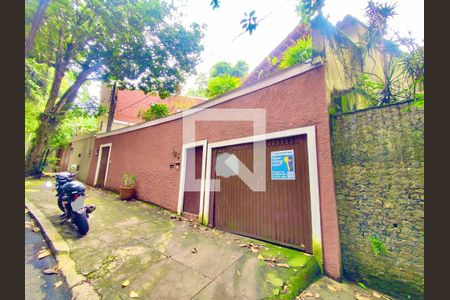 Casa à venda com 600m², 6 quartos e 2 vagas Casa à venda com 600m², 6 quartos e 2 vagasFachada com cartaz QA.