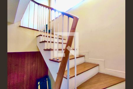 Casa à venda com 600m², 6 quartos e 2 vagas Casa à venda com 600m², 6 quartos e 2 vagasEscada