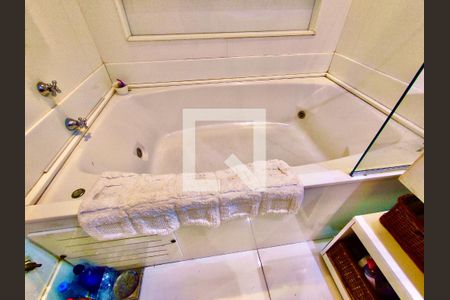 Casa à venda com 600m², 6 quartos e 2 vagas Casa à venda com 600m², 6 quartos e 2 vagasSuíte banheiro