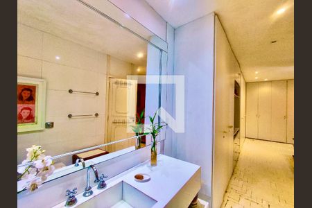 Casa à venda com 600m², 6 quartos e 2 vagas Casa à venda com 600m², 6 quartos e 2 vagasSuíte banheiro