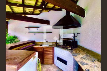 Casa à venda com 600m², 6 quartos e 2 vagas Casa à venda com 600m², 6 quartos e 2 vagasÁrea de churrasqueira