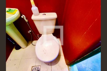 Casa à venda com 600m², 6 quartos e 2 vagas Casa à venda com 600m², 6 quartos e 2 vagasBanheiro serviço