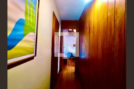 Casa à venda com 600m², 6 quartos e 2 vagas Casa à venda com 600m², 6 quartos e 2 vagasCorredor