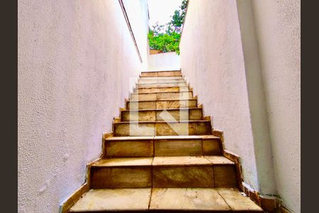 Casa à venda com 600m², 6 quartos e 2 vagas Casa à venda com 600m², 6 quartos e 2 vagasEscada