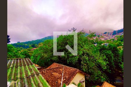 Casa à venda com 600m², 6 quartos e 2 vagas Casa à venda com 600m², 6 quartos e 2 vagasÁrea de churrasqueira vista