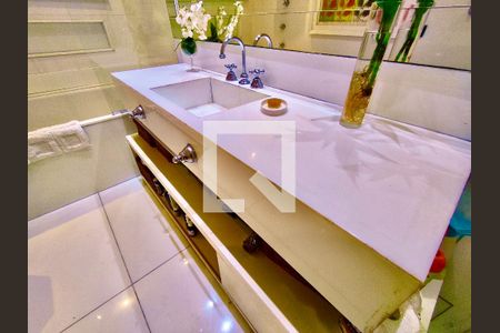 Casa à venda com 600m², 6 quartos e 2 vagas Casa à venda com 600m², 6 quartos e 2 vagasSuíte banheiro