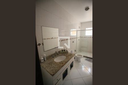 Casa de condomínio à venda com 300m², 3 quartos e 3 vagas Casa de condomínio à venda com 300m², 3 quartos e 3 vagasBanheiro da Suíte 1