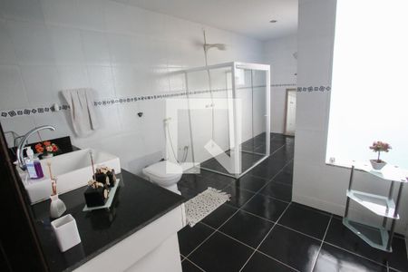 Casa de condomínio à venda com 300m², 3 quartos e 3 vagas Casa de condomínio à venda com 300m², 3 quartos e 3 vagasBanheiro da Suíte 2