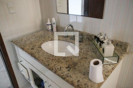 Casa de condomínio à venda com 300m², 3 quartos e 3 vagas Casa de condomínio à venda com 300m², 3 quartos e 3 vagasBanheiro da Suíte 1