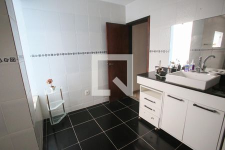 Casa de condomínio à venda com 300m², 3 quartos e 3 vagas Casa de condomínio à venda com 300m², 3 quartos e 3 vagasBanheiro da Suíte 2