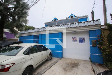 Casa de condomínio à venda com 300m², 3 quartos e 3 vagas Casa de condomínio à venda com 300m², 3 quartos e 3 vagasFachada