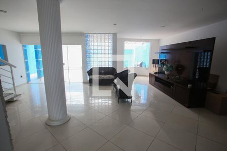 Sala de Estar de casa de condomínio para alugar com 3 quartos, 300m² em Jacarepaguá, Rio de Janeiro