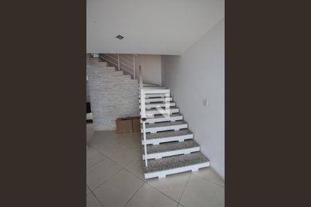 Casa de condomínio à venda com 300m², 3 quartos e 3 vagas Casa de condomínio à venda com 300m², 3 quartos e 3 vagasEscada