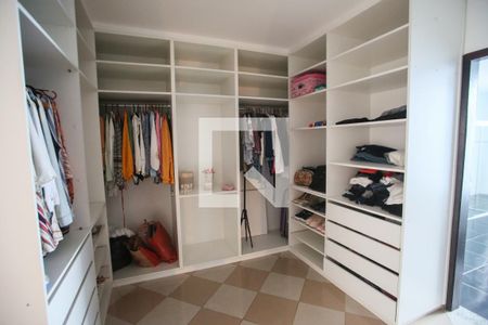 Casa de condomínio à venda com 300m², 3 quartos e 3 vagas Casa de condomínio à venda com 300m², 3 quartos e 3 vagasCloset da suíte 2