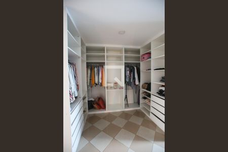 Casa de condomínio à venda com 300m², 3 quartos e 3 vagas Casa de condomínio à venda com 300m², 3 quartos e 3 vagasCloset da suíte 2