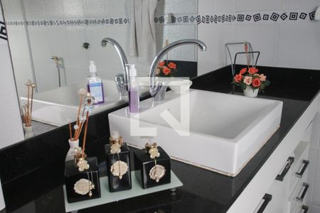 Casa de condomínio à venda com 300m², 3 quartos e 3 vagas Casa de condomínio à venda com 300m², 3 quartos e 3 vagasBanheiro da Suíte 2