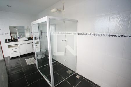 Casa de condomínio à venda com 300m², 3 quartos e 3 vagas Casa de condomínio à venda com 300m², 3 quartos e 3 vagasBanheiro da Suíte 2