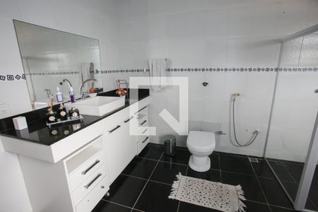 Casa de condomínio à venda com 300m², 3 quartos e 3 vagas Casa de condomínio à venda com 300m², 3 quartos e 3 vagasBanheiro da Suíte 2