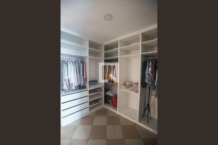 Casa de condomínio à venda com 300m², 3 quartos e 3 vagas Casa de condomínio à venda com 300m², 3 quartos e 3 vagasCloset da suíte 2