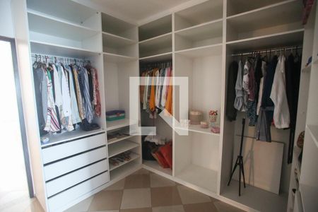 Casa de condomínio à venda com 300m², 3 quartos e 3 vagas Casa de condomínio à venda com 300m², 3 quartos e 3 vagasCloset da suíte 2