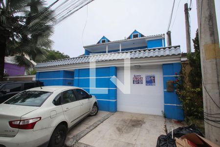Casa de condomínio à venda com 300m², 3 quartos e 3 vagas Casa de condomínio à venda com 300m², 3 quartos e 3 vagasFachada