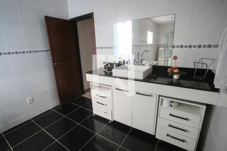 Casa de condomínio à venda com 300m², 3 quartos e 3 vagas Casa de condomínio à venda com 300m², 3 quartos e 3 vagasBanheiro da Suíte 2