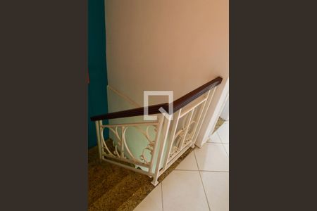 Casa de condomínio à venda com 107m², 3 quartos e 2 vagas Casa de condomínio à venda com 107m², 3 quartos e 2 vagasEscada