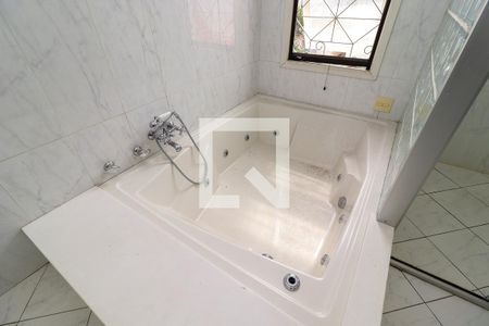 Casa à venda com 180m², 3 quartos e 4 vagasBanheiro da Suíte 1