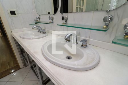 Casa à venda com 180m², 3 quartos e 4 vagasBanheiro da Suíte 1