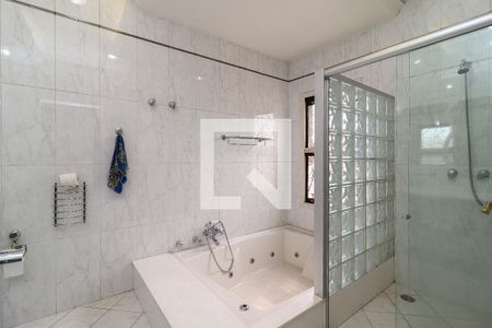 Casa à venda com 180m², 3 quartos e 4 vagasBanheiro da Suíte 1