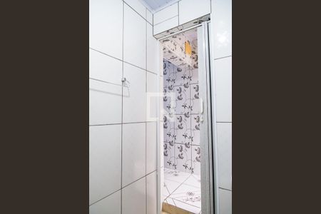 Banheiro de kitnet/studio para alugar com 1 quarto, 26m² em Vila Campestre, São Paulo