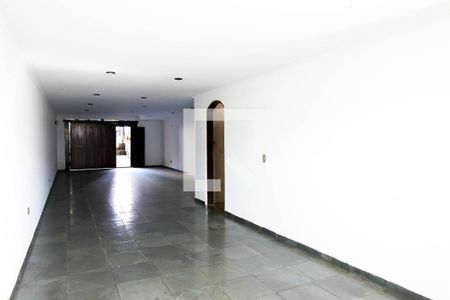 Casa à venda com 360m², 3 quartos e 6 vagas Casa à venda com 360m², 3 quartos e 6 vagasGaragem