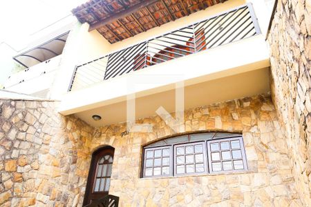 Casa à venda com 360m², 3 quartos e 6 vagas Casa à venda com 360m², 3 quartos e 6 vagasEntrada