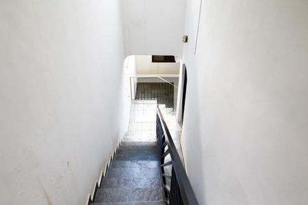 Casa à venda com 360m², 3 quartos e 6 vagas Casa à venda com 360m², 3 quartos e 6 vagasEscada