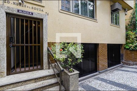 Apartamento à venda com 135m², 4 quartos e 1 vaga Apartamento à venda com 135m², 4 quartos e 1 vagaEntrada