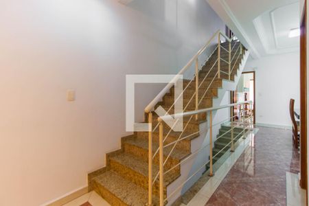 Casa à venda com 215m², 3 quartos e 5 vagasEscada