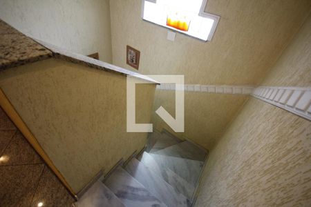 Casa à venda com 232m², 4 quartos e 2 vagasEscada