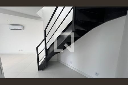 Apartamento para alugar com 110m², 2 quartos e 4 vagas Apartamento para alugar com 110m², 2 quartos e 4 vagasEscada