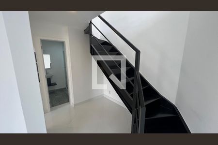 Apartamento para alugar com 110m², 2 quartos e 4 vagas Apartamento para alugar com 110m², 2 quartos e 4 vagasEscada