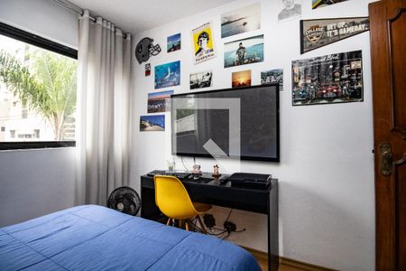 Apartamento à venda com 118m², 3 quartos e 2 vagasQuarto 2, mesa de estudos e TV 