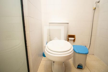 Banheiro 1, louça sanitária e duchinha  de apartamento para alugar com 3 quartos, 118m² em Itaim Bibi, São Paulo